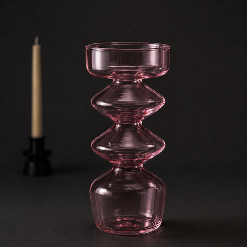 Portavelas Ondas Strata de vidrio soplado rosa translúcido con forma ondulada, vela decorativa desenfocada al fondo, edición limitada Neiro Objects